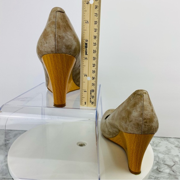 Nicole Miller Heeled Wedge Womens 9.5 Beige Round Toe Leather Minimalist Classy - Picture 5 of 11